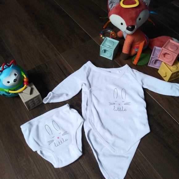 Bundle of 4 Onesies with matching bottoms - Picture 5 of 8